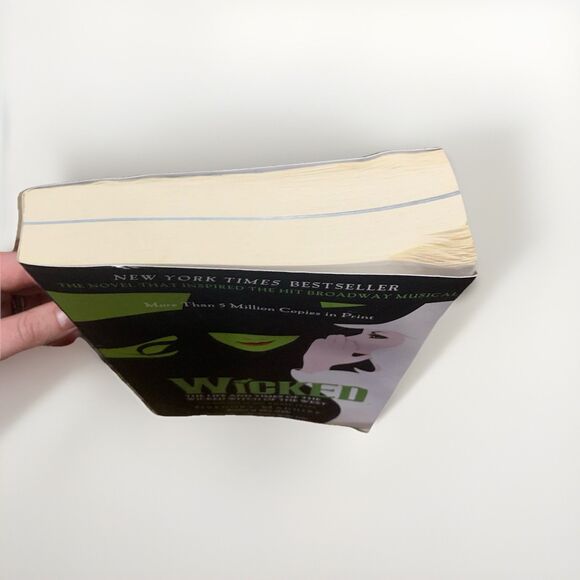 Wicked by Gregory Maguire 2007 Paperback – Fantasy Fiction Novel Oz Retelling - Picture 3 of 4